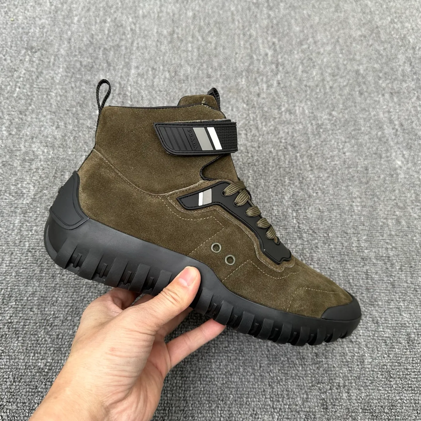 💰880 Prada/Prada’s new men’s spliced ​​casual sports boots! The shoe's exquisite stitching outlines a unique geometric texture, and contemporary lines and details reinterpret the classic sports style. The upper is made of ultra-official material, and the lining is full cowhide. It is lightweight, breathable, practical and versatile. The tongue is decorated with the Prada Milano logo, and the logo print is embellished with the laces. It is paired with a 2.5cm two-color rubber sole to create a comfortable wearing experience. Comes with full set of original packaging dust bag! Size: 39-40-41-42-43-44 (45 customized) standard leather shoe size Item number: 41274651